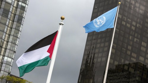 The Palestinian flag flies beside the flag of the United Nations after being raised by Palestinian President Mahmoud Abbas in a ceremony during the United Nations General Assembly at the United Nations in Manhattan, New York September 30, 2015. Even though Palestine is not a member of the United Nations, the General Assembly adopted a Palestinian-drafted resolution that permits non-member observer states to fly their flags alongside those of full member states.  REUTERS/Andrew Kelly