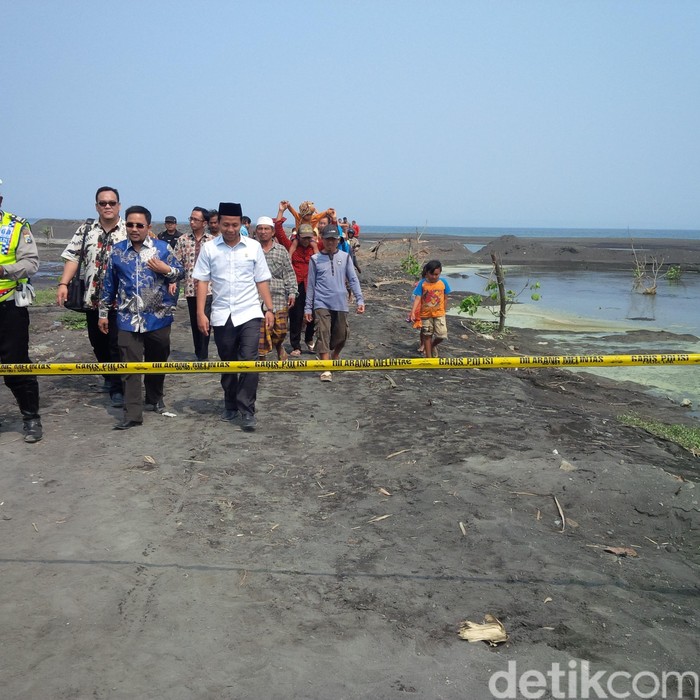 Antisipasi Penambang Liar, Brimob Sisir Pantai Watu Pecak