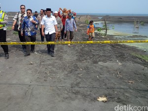 Antisipasi Penambang Liar, Brimob Sisir Pantai Watu Pecak
