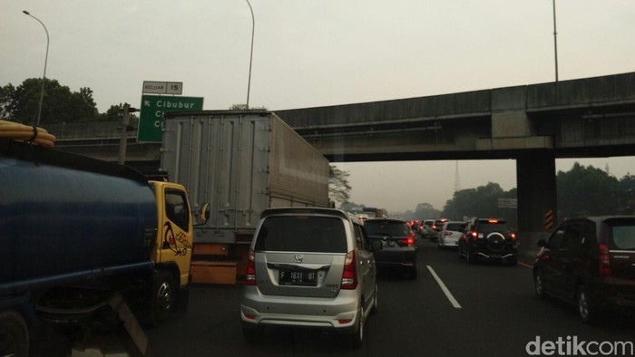 Ada Truk Pecah Ban di KM 11, Tol Jagorawi Arah Jakarta Padat Merayap