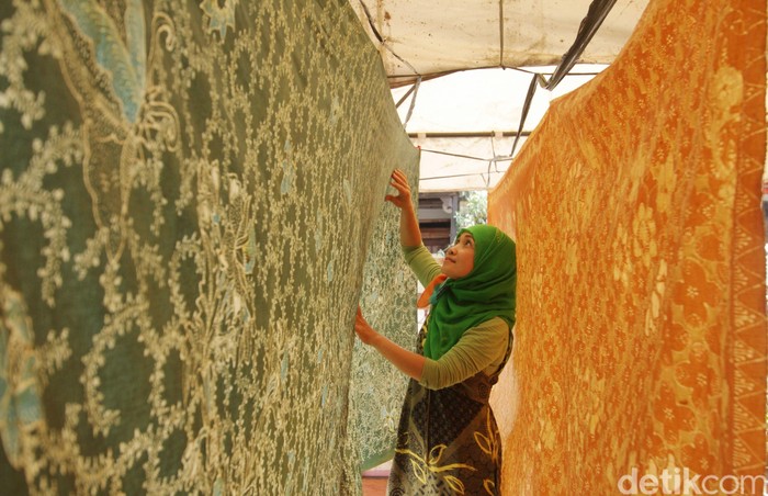 Warga berbondong-bondong belajar membatik di Rumah Batik Palbatu, Jakarta, Jumat (2/10/2015). UNESCO telah menetapkan tgl 2 Oktober sebagai hari batik, dimana batik diakui sebagai warisan budaya dunia bukan benda yang berasal dari Indonesia. Para peserta belajar membatik dari mulai mendesain, mencanting, mewarnai hingga proses penjemuran yang terus dilakukan berulang kali agar menjadi kain yang memiliki ciri khas luar biasa. Rachman Haryanto/detikcom