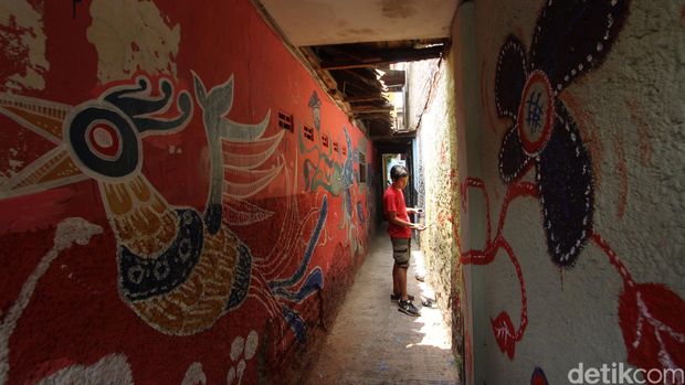 Mengintip Kampung Batik di Rumah Batik Pal Batu Warga berbondong-bondong belajar membatik di Rumah Batik Palbatu, Jakarta, Jumat (2/10/2015). UNESCO telah menetapkan tgl 2 Oktober sebagai hari batik, dimana batik diakui sebagai warisan budaya dunia bukan benda yang berasal dari Indonesia. Para peserta belajar membatik dari mulai mendesain, mencanting, mewarnai hingga proses penjemuran yang terus dilakukan berulang kali agar menjadi kain yang memiliki ciri khas luar biasa. Rachman Haryanto/detikcom