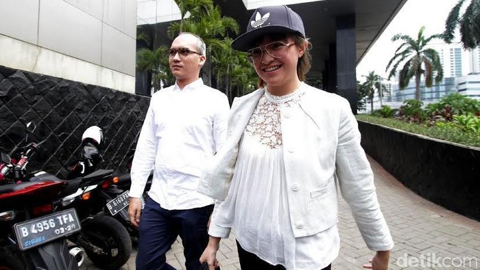 Marshanda dan Sang Kekasih Datangi KPK, Minta Izin Jenguk OC Kaligis