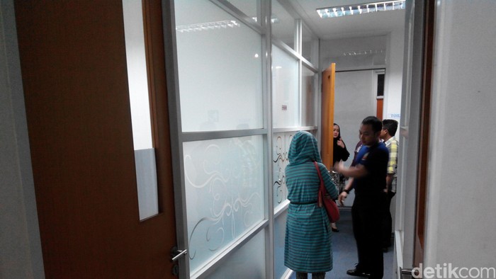 Istri Kopilot Yudhistira Datangi Kantor Aviastar