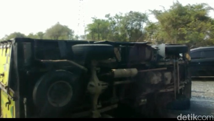 Mobil Boks Terbalik di Km 48 Tol Cipularang, Arah Bandung Macet