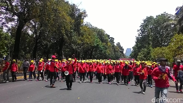 Lepaskan Petasan, Polisi Bubarkan Buruh yang Demo di Depan Patung Kuda