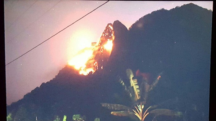 Kobaran Api di Puncak Gunung Parang Purwakarta Membesar dan Merembet ke Bawah
