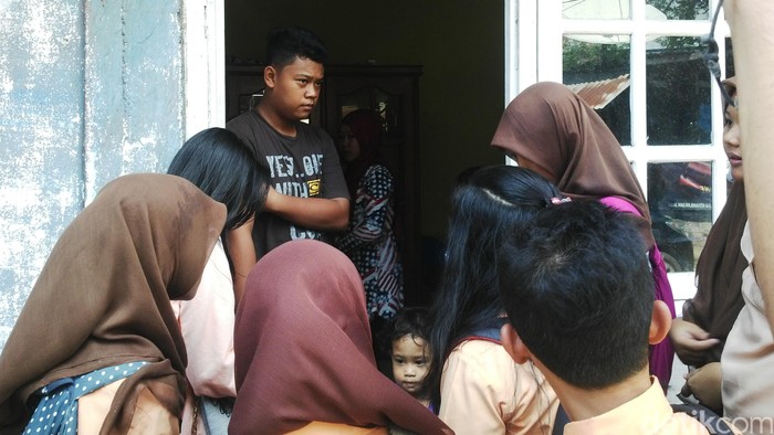 Teman dan Kerabat Berdatangan ke Rumah Pilot Aviastar, Istri Shock