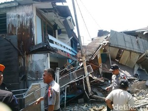 Ini Penampakan Rumah dan Bangunan Tertabrak Kereta Anjlok