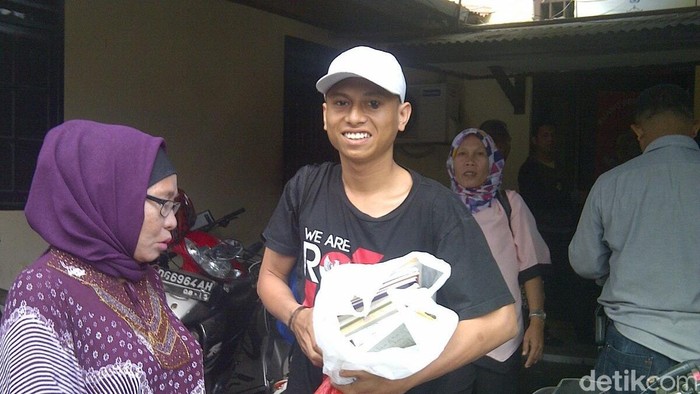 Dibebaskan, Begini Sumringahnya Adlun Saat Keluar dari Polres Ternate