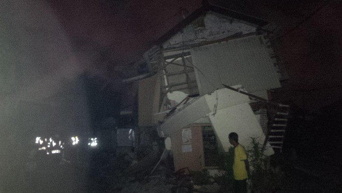 Kereta Anjlok Tabrak Rumah di Surabaya, Satu Warga Tewas