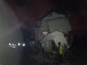 Kereta Anjlok Tabrak Rumah di Surabaya, Satu Warga Tewas