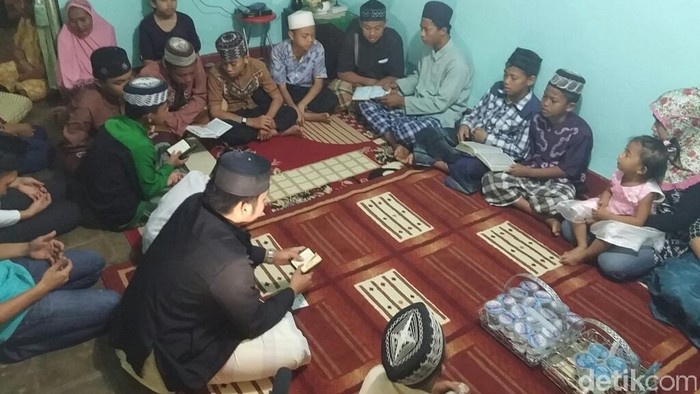 Keluarga Penumpang Aviastar Gelar Yasinan