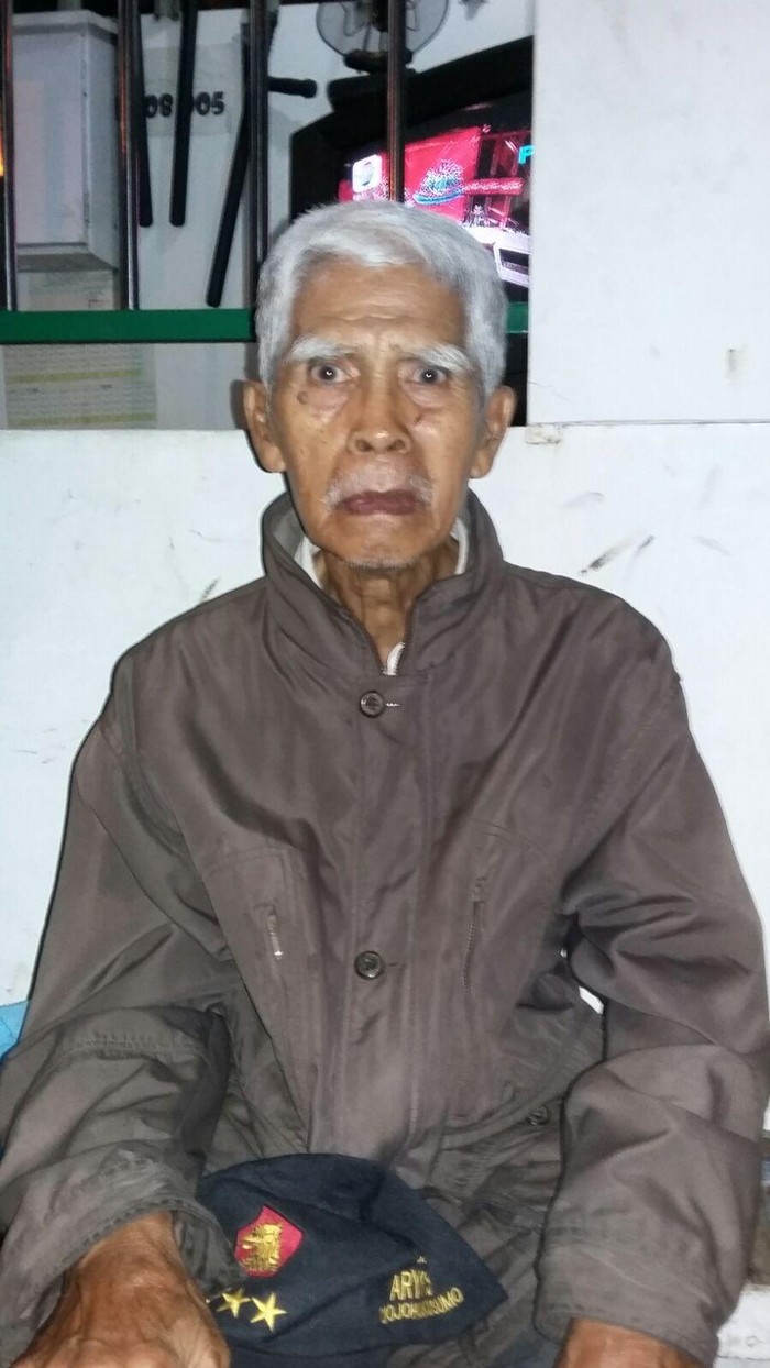 Kakek ini Ditemukan Kebingungan di Kayu Putih Jaktim, Ada yang Kenal?