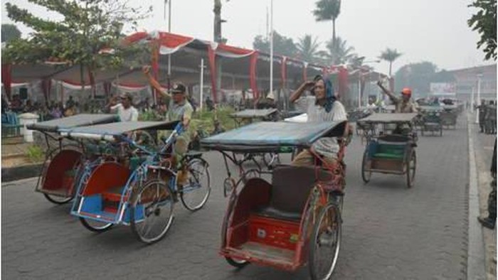 Semangat Abang Becak Palembang Ikuti Parade Militer di Tengah Kabut Asap