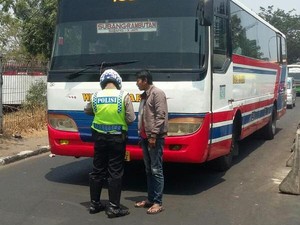 Bus yang Ngetem di Putaran Pasar Rebo Akhirnya Ditilang