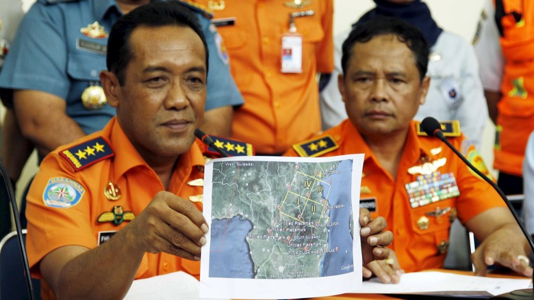 Ucapkan Terima Kasih, Keluarga Pilot Aviastar Memeluk Kabasarnas Ucapkan Terima Kasih, Keluarga Pilot Aviastar Memeluk Kabasarnas