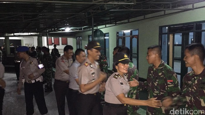 Salam Kompak! Begini Akrabnya TNI-Polri di HUT ke-70 TNI