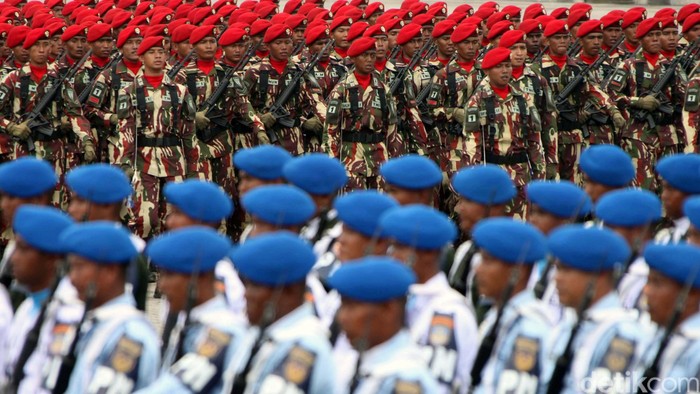 Presiden Joko Widodo (Jokowi) menjadi inspektur upacara di peringatan HUT ke-70 TNI. Dalam amanatnya, dia berjanji akan meningkatkan alutsista TNI, serta kesejahteraan prajurit.