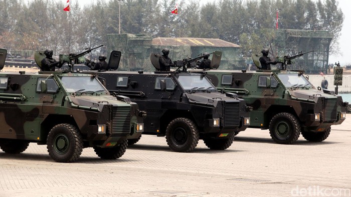 Sejumlah personel Korps Kavaleri TNI AD bersiap mengikuti simulasi tempur saat gladi kotor persiapan HUT ke-70 TNI di Pelabuhan Indah Kiat, Merak, Banten, Kamis (1/10). HUT ke-70 TNI yang akan dihadiri Presiden Joko Widodo pada 5 Oktober 2015 mendatang akan menyelenggarakan simulasi pertempuran darat, laut, dan udara yang diikuti ribuan prjaurit TNI.