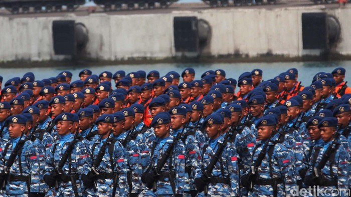 Presiden Joko Widodo (Jokowi) menjadi inspektur upacara di peringatan HUT ke-70 TNI. Dalam amanatnya, dia berjanji akan meningkatkan alutsista TNI, serta kesejahteraan prajurit.