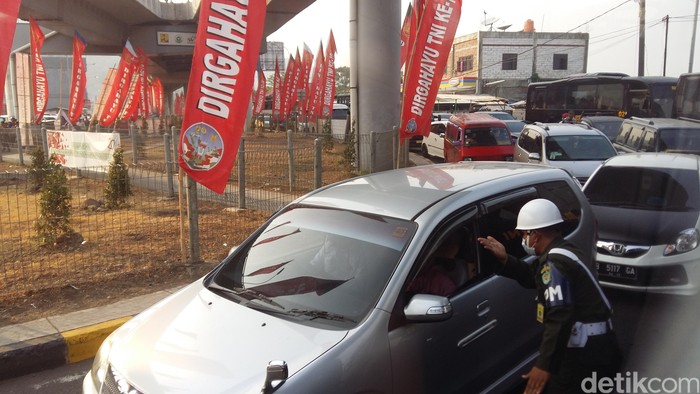 Ada Acara HUT ke-70 TNI, Lalu Lintas Arah Pelabuhan Merak Macet Parah