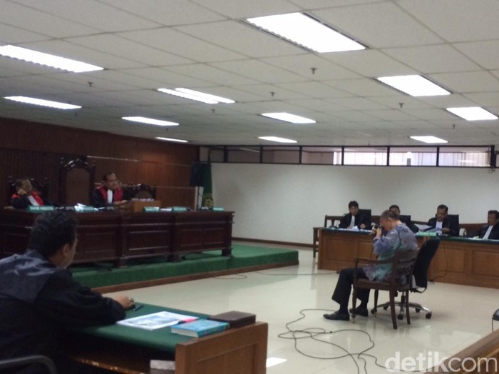 Eks Kadis PU Sumsel Menangis di Sidang Sesali Duit Haram Wisma Atlet yang Diterima
