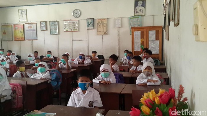 Anda Harus Tahu, Begini Siswa SD di Pekanbaru Belajar di Tengah Kabut Asap