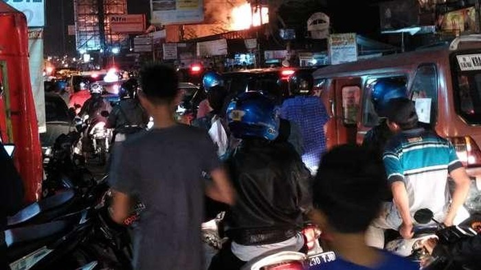 Kebakaran di Jatiwaringin, Pangkalan Jati Menuju Pondok Gede Macet