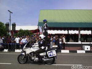 HUT TNI, Prajurit Wanita Unjuk Gigi dengan Hormat Sambil Berdiri di Motor