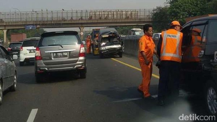Innova dan Carry Terlibat Kecelakaan di Tol Cikampek Arah Jakarta