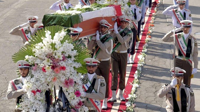 Pesawat Ketiga Bawa 98 Jasad Korban Mina Mendarat di Iran