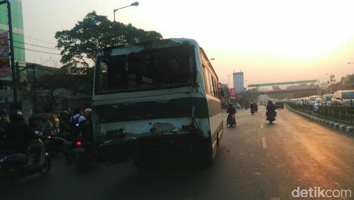 Dua Bus dan Motor Terlibat Kecelakaan di Tebet