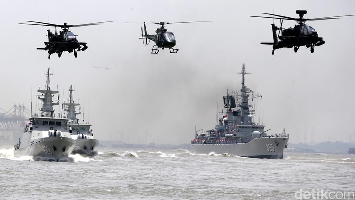 jumlah Kapal Republik Indonesia (KRI) melakukan Sailling Pass saat peringatan HUT ke-69 TNI yang digelar di Dermaga Ujung, Koarmatim, Surabaya, Jawa Timur, Selasa (7/10). Sebanyak 42 kapal perang dikerahkan dalam peringatan HUT ke-69 TNI. dikhy sasra/detikfoto/file