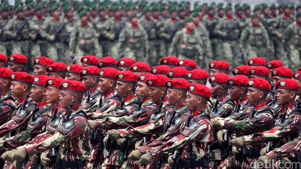 Presiden Joko Widodo (Jokowi) menjadi inspektur upacara di peringatan HUT ke-70 TNI. Dalam amanatnya, dia berjanji akan meningkatkan alutsista TNI, serta kesejahteraan prajurit.