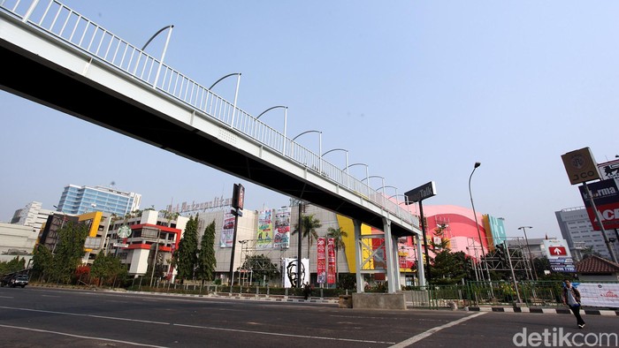 Pemerintah Kota Bekasi membangun jembatan penyeberangan orang (JPO) terpadu yang sekaligus difungsikan sebagai landmark. Salah satunya telah dibangun JPO, di dekat pintu gerbang tol Bekasi Barat, yang berada di depan Metropolitan Mall Bekasi yang menyambung ke Pusat Perbelanjaan Mega Bekasi Hypermall (MBH) yang merupakan salah satu akses masuk menuju Kota Bekasi.
