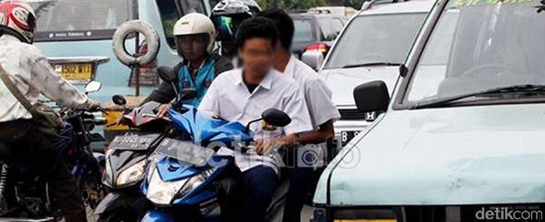 Pelajar SMP mengendarai motor dan tidak mengenakan helm. Foto: detikcom Pelajar SMP mengendarai motor dan tidak mengenakan helm. Foto: detikcom