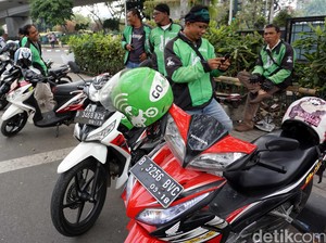 Dishub DKI Pindahkan Go-Jek yang Mangkal di Trotoar ke Jalan Lingkungan