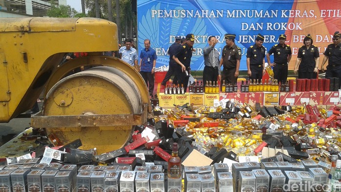 Bea Cukai Hancurkan Botol Miras dan Batang Rokok Senilai Total Rp 5 M