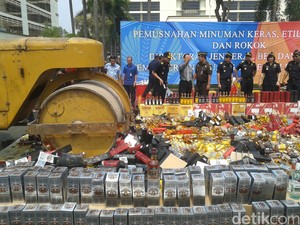 Bea Cukai Hancurkan Botol Miras dan Batang Rokok Senilai Total Rp 5 M