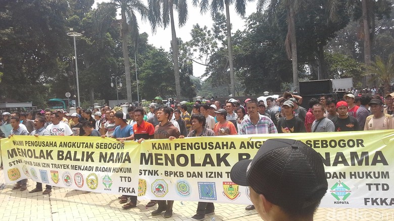 Tolak Angkot Jadi Berbadan Hukum, Para Sopir Demo di Balai Kota Bogor Tolak Angkot Jadi Berbadan Hukum, Para Sopir Demo di Balai Kota Bogor