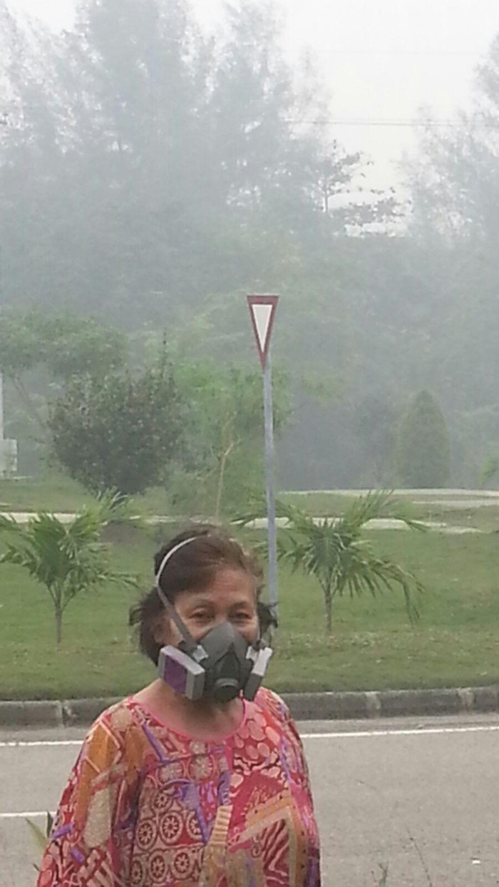 Derita Warga Riau: Saat Masker ala Star Wars Jadi Andalan Halau Asap