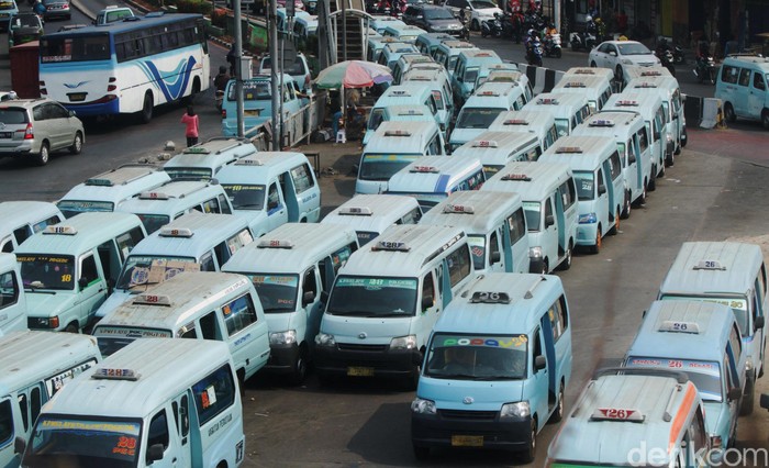 Puluhan mikrolet berjejer antri menunggu calon penumpang di kawasan Terminal Kampung Melayu, Jakarta, Selasa (6/10/2015). Untuk meningkatkan layanan transportasi publik, Pemerintah Provinsi (Pemprov) DKI Jakarta dalam hal ini Dinas Perhubungan dan Transportasi (Dishubtrans) Jakarta tidak hanya fokus pada pengembangan transportasi publik berbasis bus rapid transit (BRT), tetapi juga melakukan penataan ulang pada angkutan umum reguler, seperti Kopaja dan Mikrolet. Transportasi massa berjenis mikrolet ini pun siap direvitalisasi untuk meningkatkan kenyamanan pengguna transportasi umum. (Foto: Rachman Haryanto/detikcom)