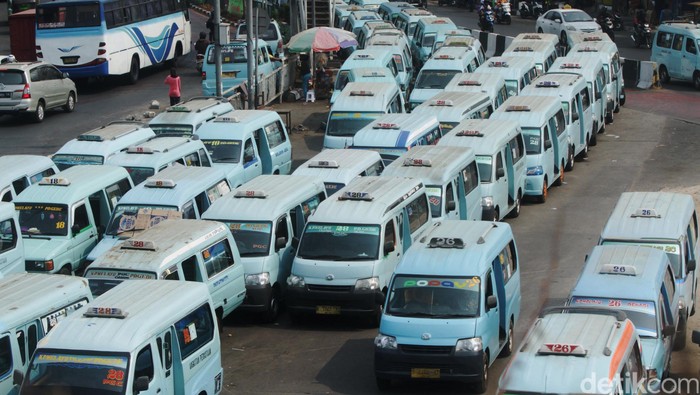 Puluhan mikrolet berjejer antri menunggu calon penumpang di kawasan Terminal Kampung Melayu, Jakarta, Selasa (6/10/2015). Untuk meningkatkan layanan transportasi publik, Pemerintah Provinsi (Pemprov) DKI Jakarta dalam hal ini Dinas Perhubungan dan Transportasi (Dishubtrans) Jakarta tidak hanya fokus pada pengembangan transportasi publik berbasis bus rapid transit (BRT), tetapi juga melakukan penataan ulang pada angkutan umum reguler, seperti Kopaja dan Mikrolet. Transportasi massa berjenis mikrolet ini pun siap direvitalisasi untuk meningkatkan kenyamanan pengguna transportasi umum. (Foto: Rachman Haryanto/detikcom)