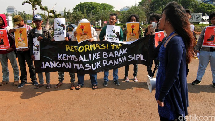 Belasan pendemo berunjukrasa di depan Istana Negara, Jakarta, Senin (5/10/2015). Mereka menyuarakan sejumlah tuntutan dalam demo yang digelar bertepatan dengan HUT ke-70 TNI tersebut. Pendemo berorasi di depan Istana Negara. Alfathir Yulianda/detikcom.