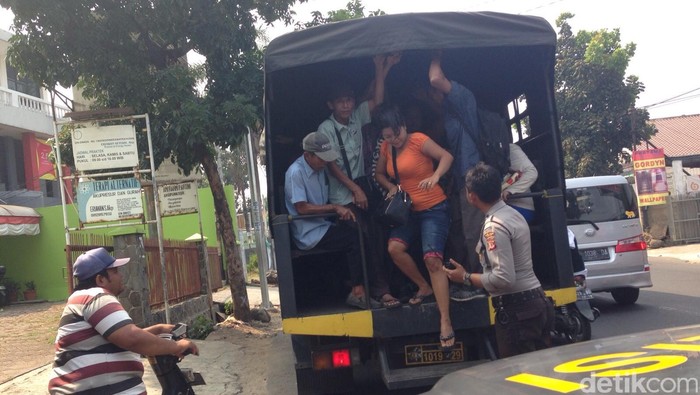 Penumpang yang Telantar Akibat Demo Angkot di Bogor Diangkut Truk Polisi