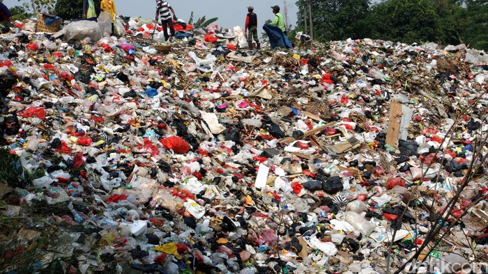 DPRD Bekasi Berang, Dinas Kebersihan DKI: Truk Sampah Langgar Jam Operasional