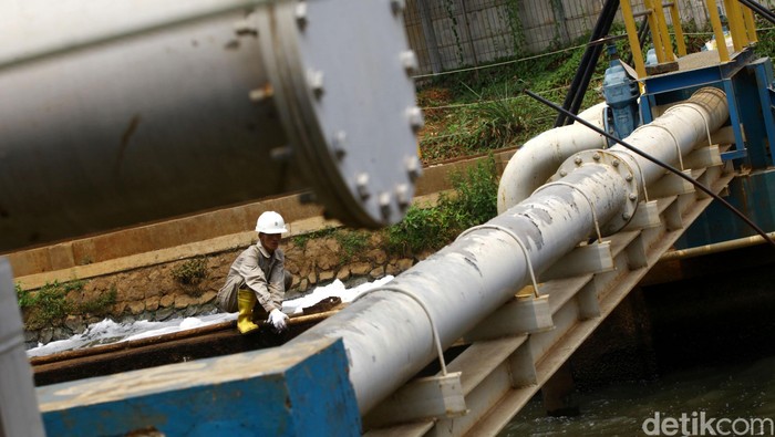 Pekerja membersihan saluran air baku yang siap diolah untuk menjadi air bersih oleh Palyja di Instalasi Pengolahan Air (IPA) Cilandak, Rabu (7/10/2015). Operator penyediaan dan pelayanan air bersih untuk wilayah barat DKI Jakarta, PALYJA, telah berkoordinasi dengan PAM Jaya dan AETRA untuk mendapatkan tambahan air baku, sebagai bentuk kompensasi penurunan produksi Instalasi Pengolahan Air (IPA) Cilandak, Jakara Selatan. Rachman Haryanto/detikcom.