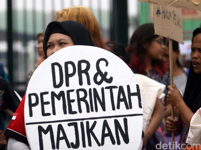 Salah satu peserta aksi dari puluhan pekerja rumah tangga (PRT) yang tergabung dalam Jaringan Nasional Advokasi Pekerja Rumah Tangga (Jala PRT) menggelar aksi damai mendesak Dewan Perwakilan Rakyat (DPR) untuk mengesahkan Undang Undang (UU) Perlindungan PRT di gedung DPR RI, Jakarta, Rabu (7/10/2015). Dalam aksinya Jala PRT juga meminta DPR untuk menindak anggotanya yang diduga telah melakukan tindak kekerasan terhadap PRT bernama Toipah. Rachman Haryanto/detikcom.