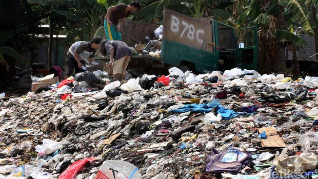 Tumpukan sampah yang menimbulkan bau tak sedap tampak tercium di sebuah Tempat Pembuangan Sementara (TPS). TPS tersebut merupakan TPS liar yang terletak di daerah Limo, Cinere, Jawa Barat.
